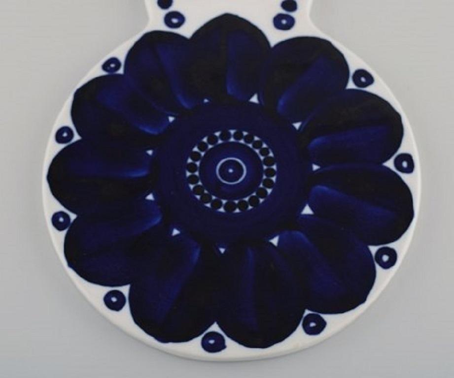Ulla Procope for Arabia. Valencia porcelain serving plate decorated with blue flower, 1960s-1970s.
Measures: 22 x 16.5 cm.
In very good condition.
Signed.
  