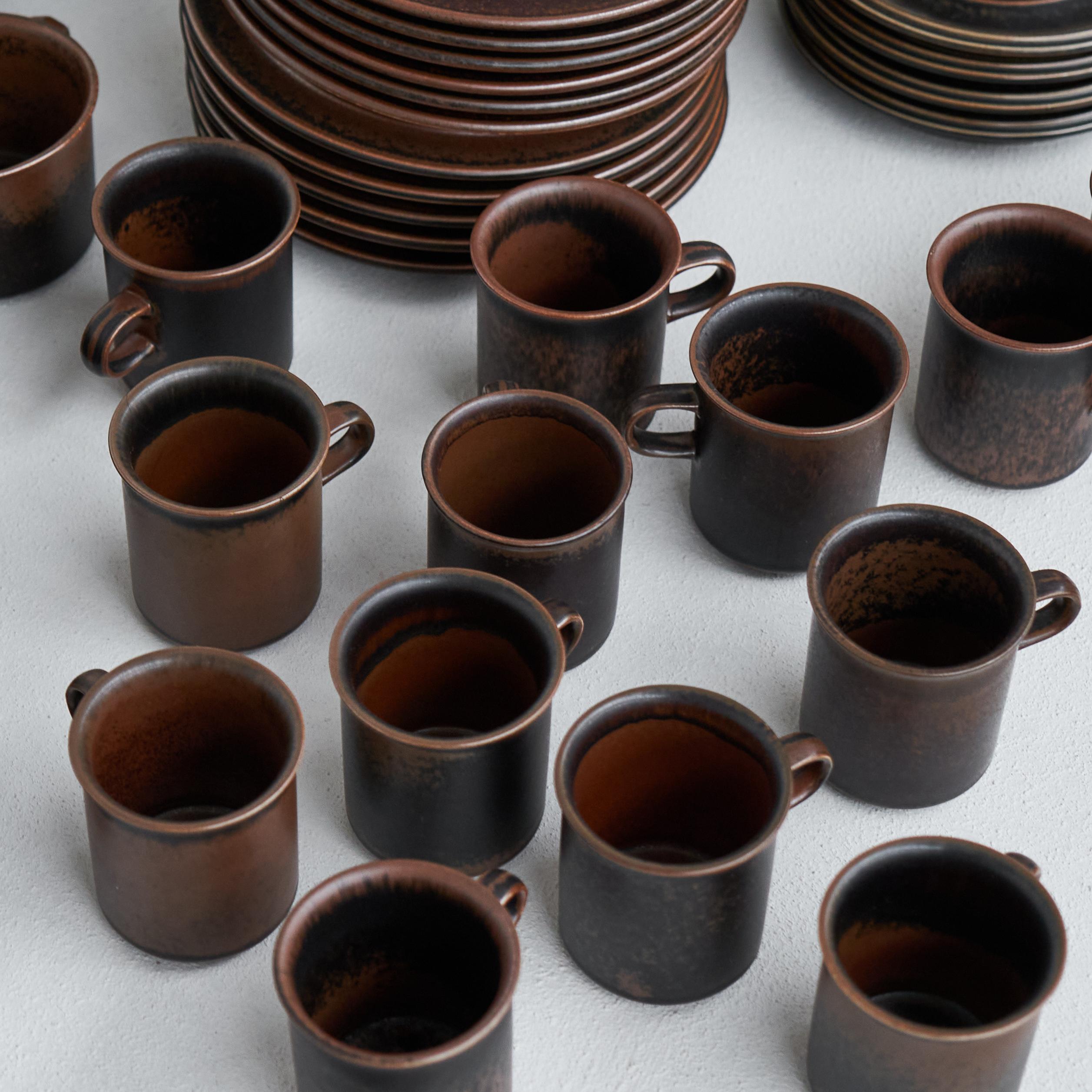 Ulla Procopé Monumental 172 Pezzi Set di stoviglie iconiche Arabia Ruska 1970s in vendita 4