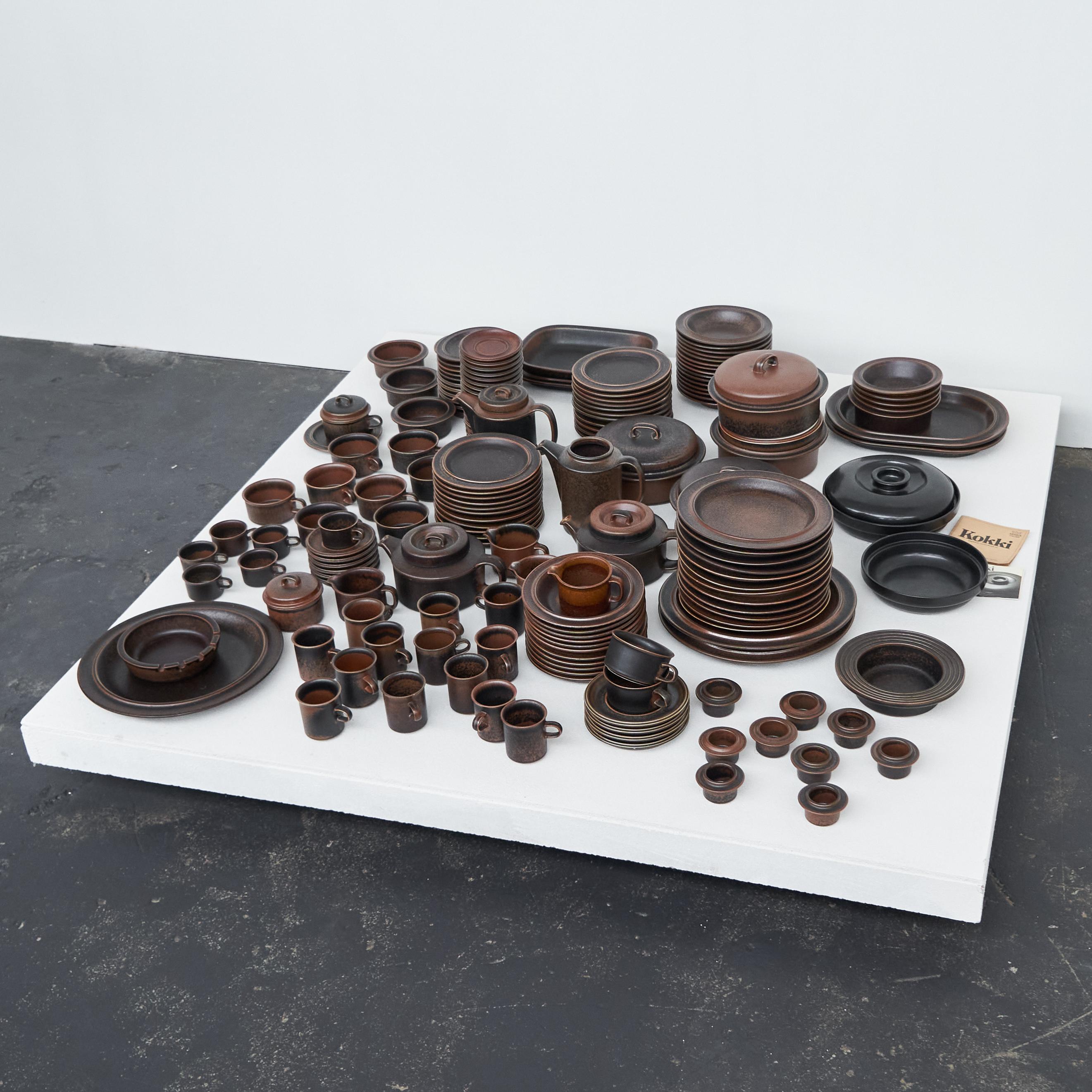 Ulla Procopé Monumental 172 Piece Set of Iconic Arabia Ruska Tableware, Finland, 1970s.

Si tratta di un grande set di stoviglie iconiche Arabia Ruska, disegnate da Ulla Procopé negli anni Sessanta. Un vero e proprio classico di metà secolo, molto