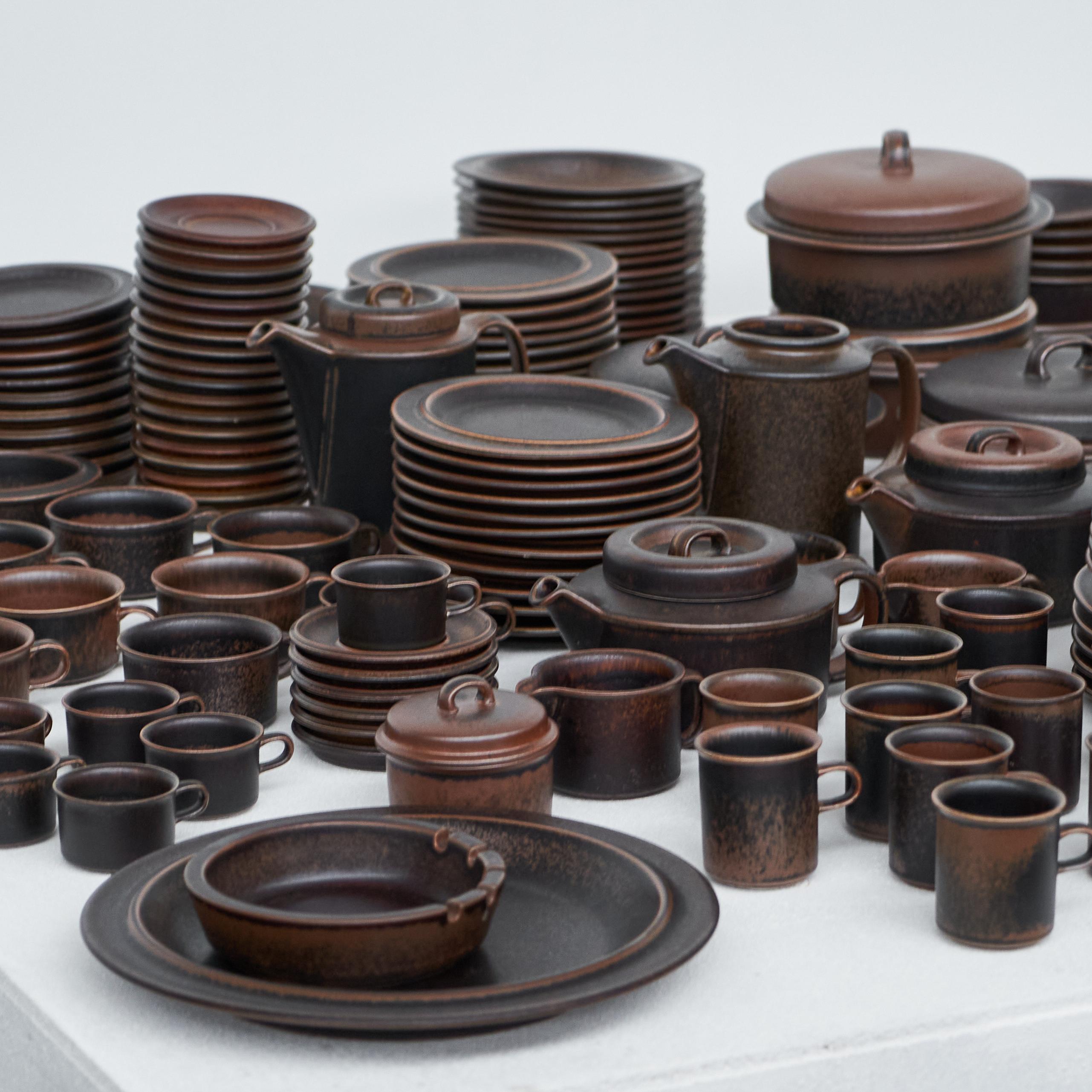 Mid-Century moderno Ulla Procopé Monumental 172 Pezzi Set di stoviglie iconiche Arabia Ruska 1970s in vendita