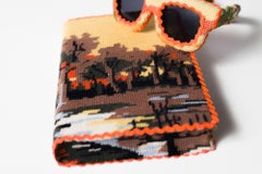 „Afternoon“, Waldlandschaftsstickerei auf dem Buchcover und Sonnenbrille