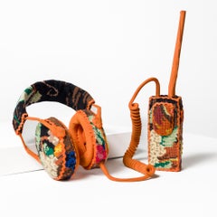 "Comunicazione", ricamo floreale su cuffie vintage e walkie talkie