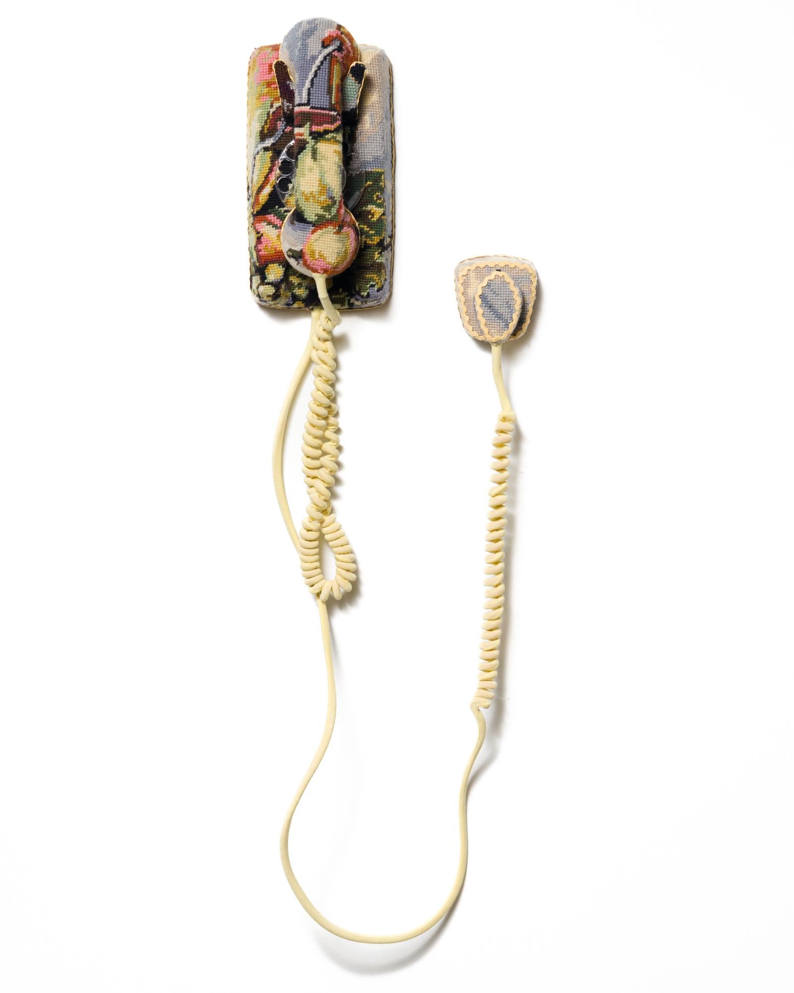 Still-Life Sculpture di Ulla-Stina Wikander - "Telefono a muro di panna", ricamo di una natura morta di frutta