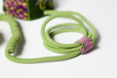 « Green Kobra », broderie florale/botanique enveloppée sur un téléphone Ericsson vintage