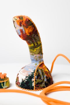 « Orange Kobra », broderie à l'aiguille, téléphone vintage