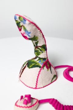« Pink Kobra », broderie florale à l'aiguille enroulée autour d'un téléphone rotatif vintage