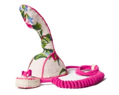 "Pink Kobra", Bordado floral de punto de aguja envuelto alrededor de un teléfono rotatorio vintage