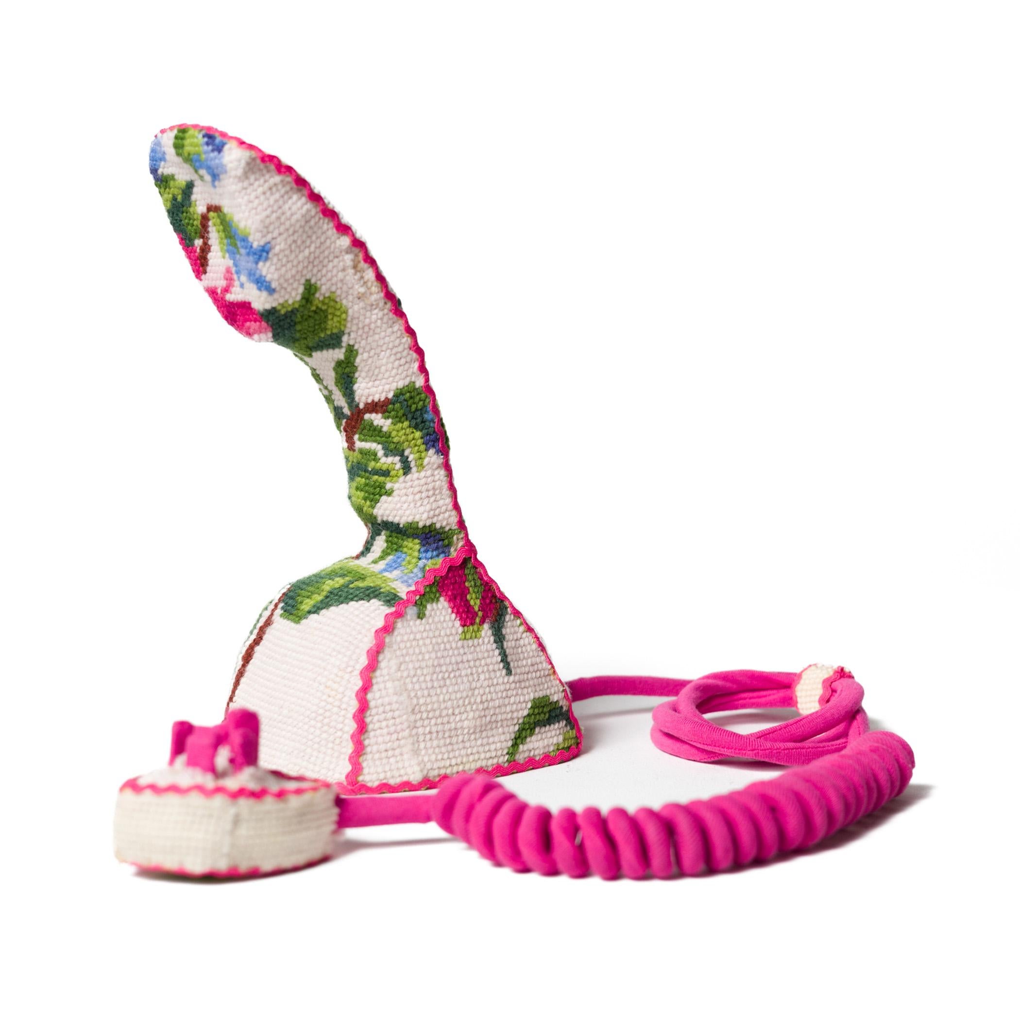 « Pink Kobra », broderie florale à l'aiguille enroulée autour d'un téléphone rotatif vintage