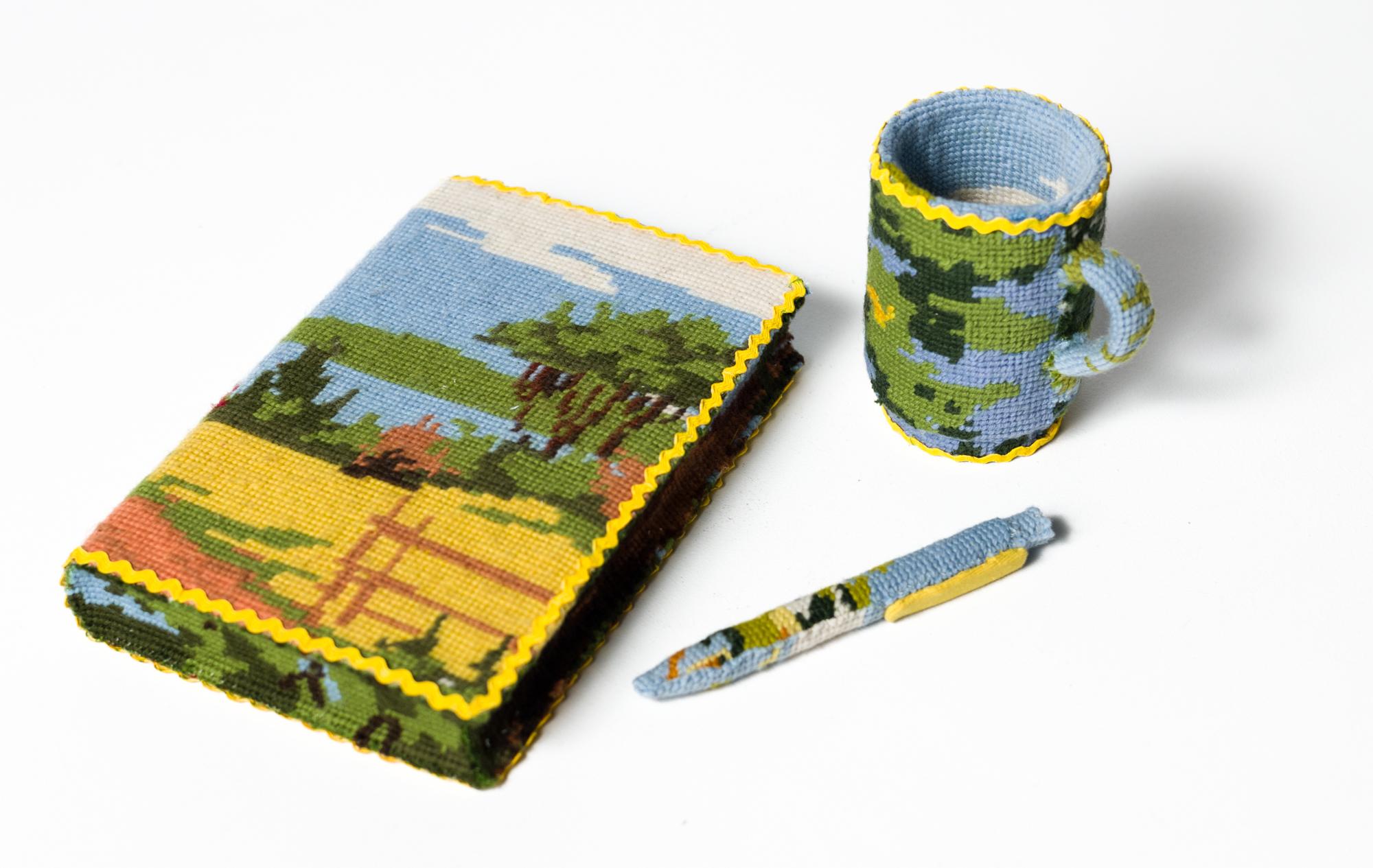 "Lectura", bordado de paisaje que cubre libro, taza de café y escultura de bolígrafo - Mixed Media Art de Ulla-Stina Wikander