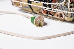 « TV », femme à cheval enroulé autour d'une télévision vintage avec prise