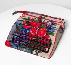 "Máquina de escribir", bordado floral de punto de aguja envuelto en una máquina de escribir vintage