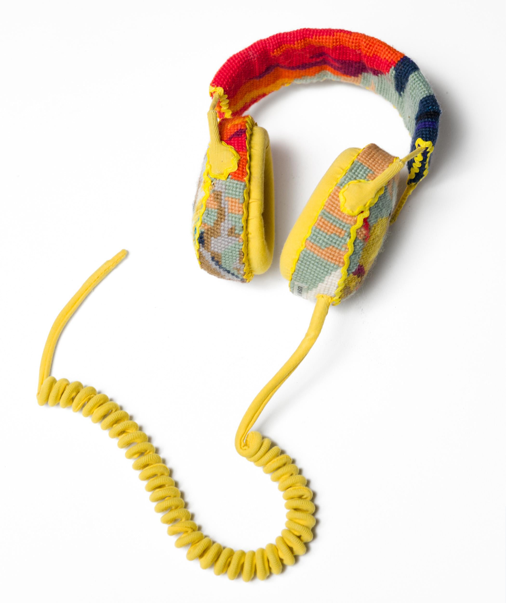 „Yellow Headphones“, Vintage-Nadelspitze-Stickerei auf Kopfteil – Mixed Media Art von Ulla-Stina Wikander