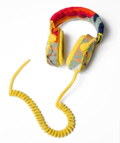 "Cuffie gialle", ricamo ad ago vintage sulle cuffie