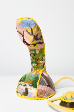 « Yellow Kobra », broderie à l'aiguille en forme de fleur de cerisier sur téléphone Ericsson vintage