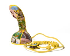 "Yellow Kobra", ricamo con fiori di ciliegio su telefono Ericsson vintage