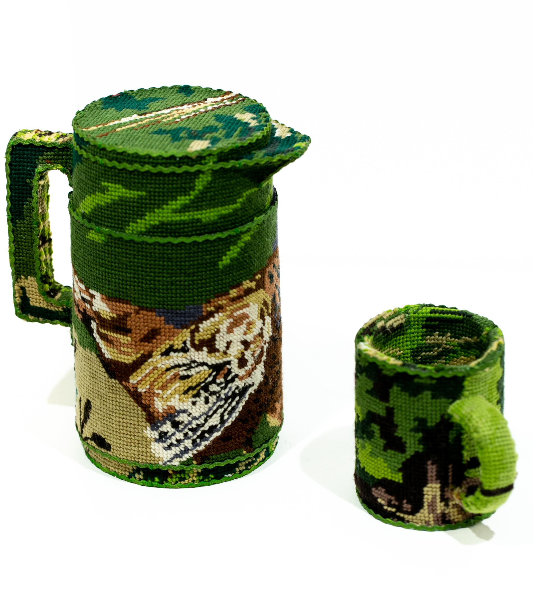 "Thermos et Mug", Broderie au point d'aiguille, Art textile, Objects for Objects.