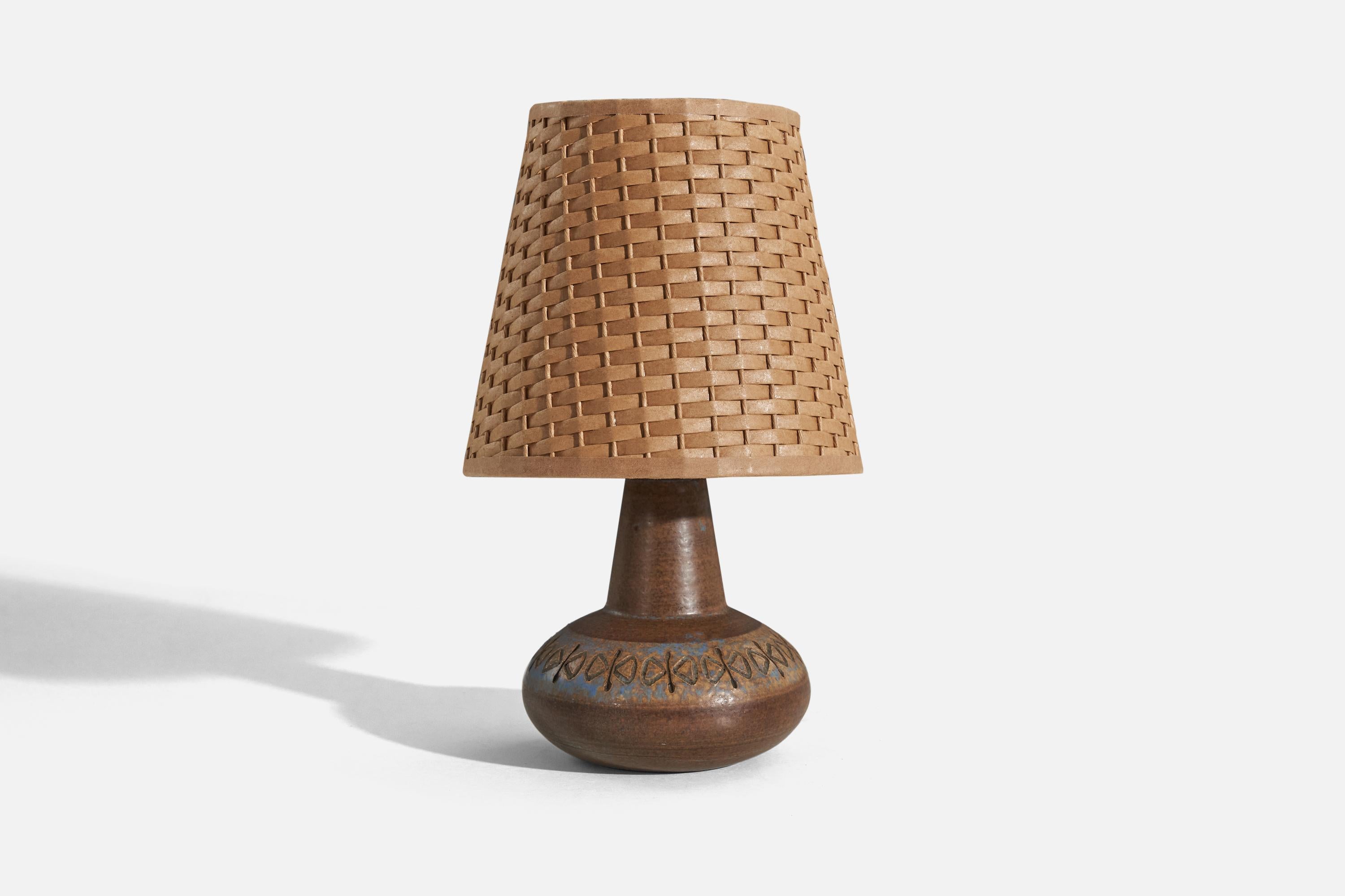 A brown, glazed and incised stoneware table lamp designed by Ulla Winbladh and produced by Alingsås Keramik, Sweden, c. 1950s.

Sold without lampshade. 
Dimensions of Lamp (inches) : 6.75 x 4.375 x 4.375 (H x W x D)
Dimensions of Shade (inches)