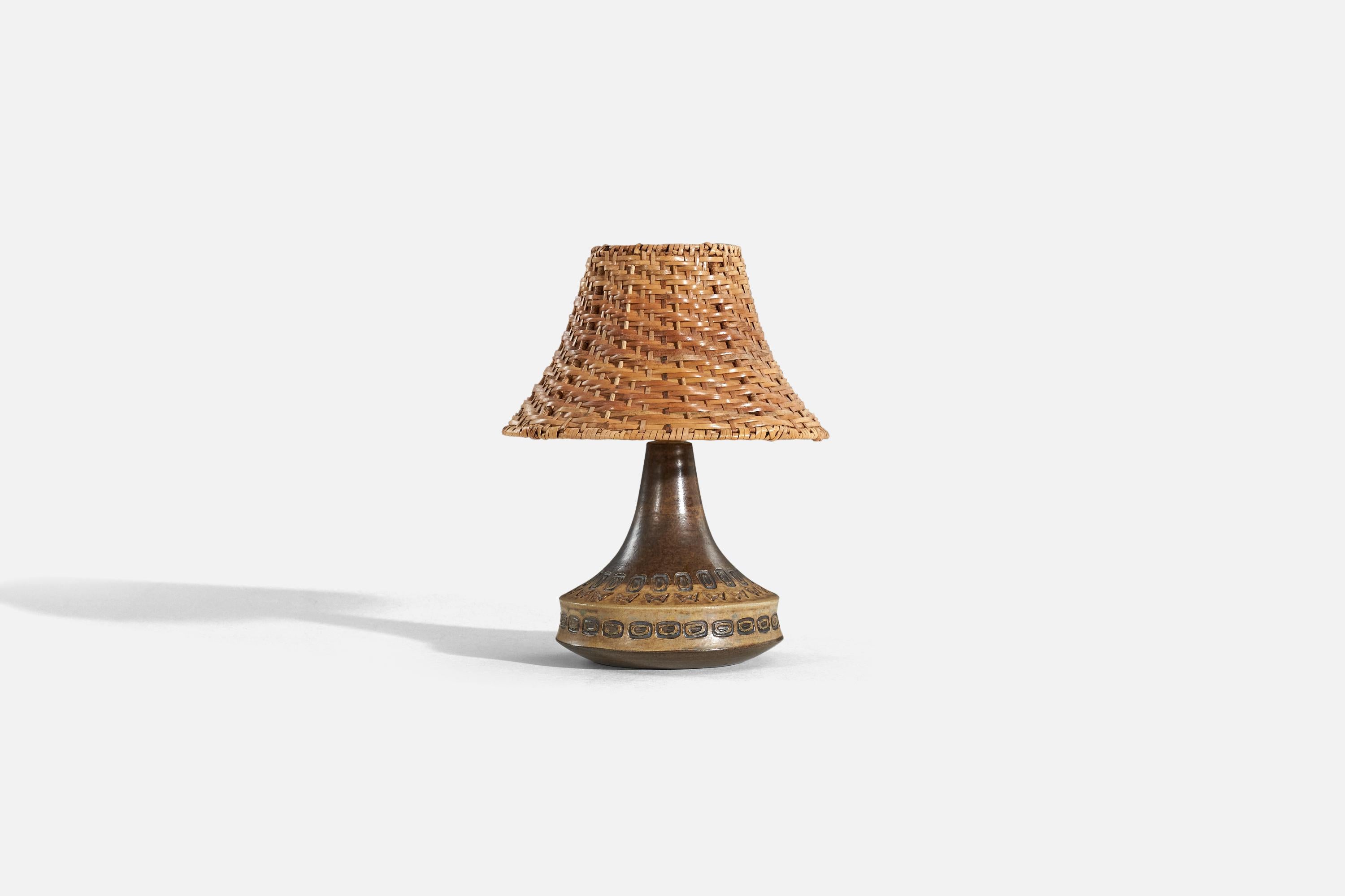 A brown, glazed and incised stoneware table lamp designed by Ulla Winbladh and produced by Alingsås Keramik, Sweden, c. 1950s.

Sold without lampshade. 
Dimensions of Lamp (inches) : 8 x 6.25 x 6.25 (H x W x D)
Dimensions of Shade (inches) : 4 x