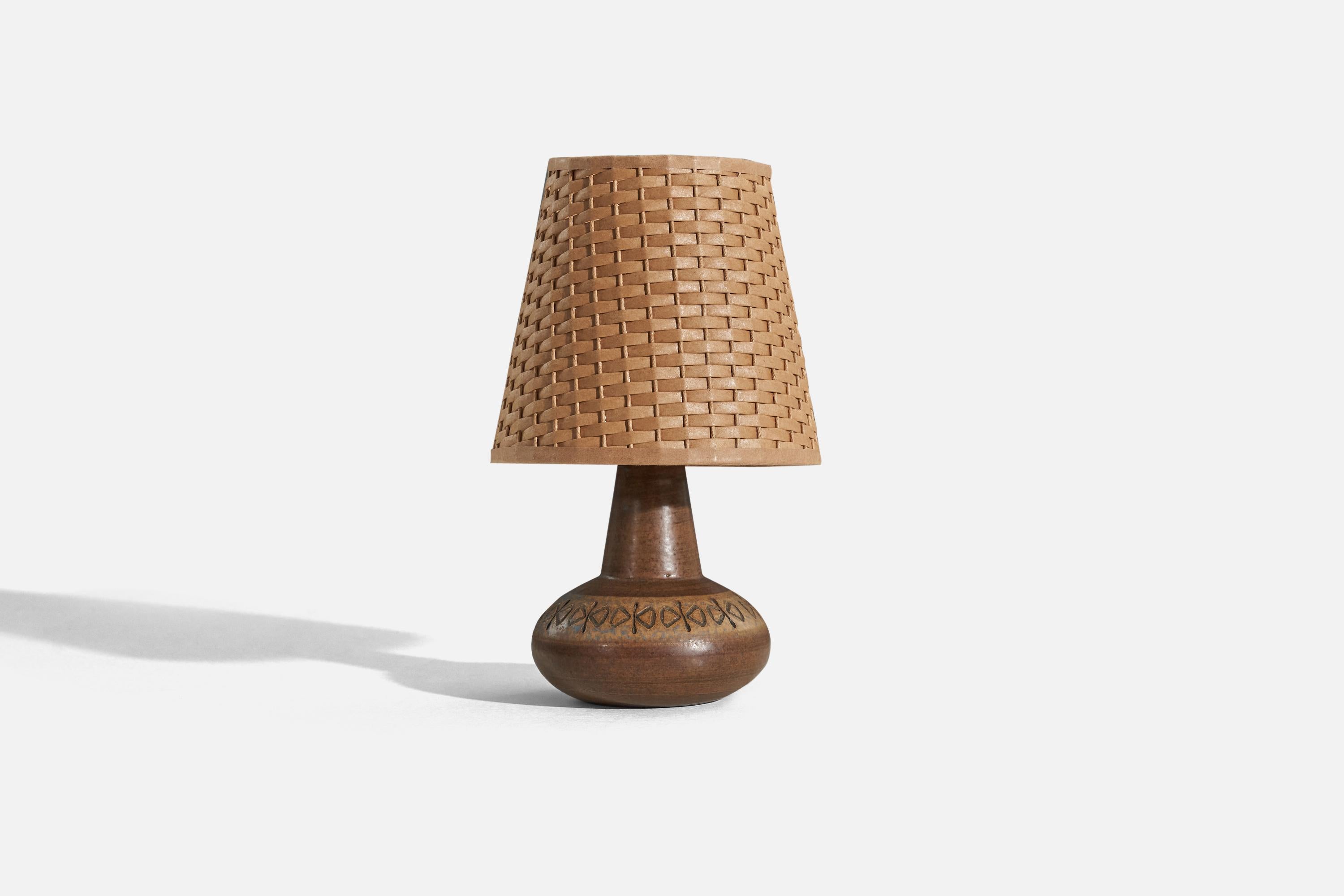 Mid-Century Modern Ulla Winbladh, Brown Table Lamp, Glazed Incised Stoneware, Sweden, 1950s For Sale