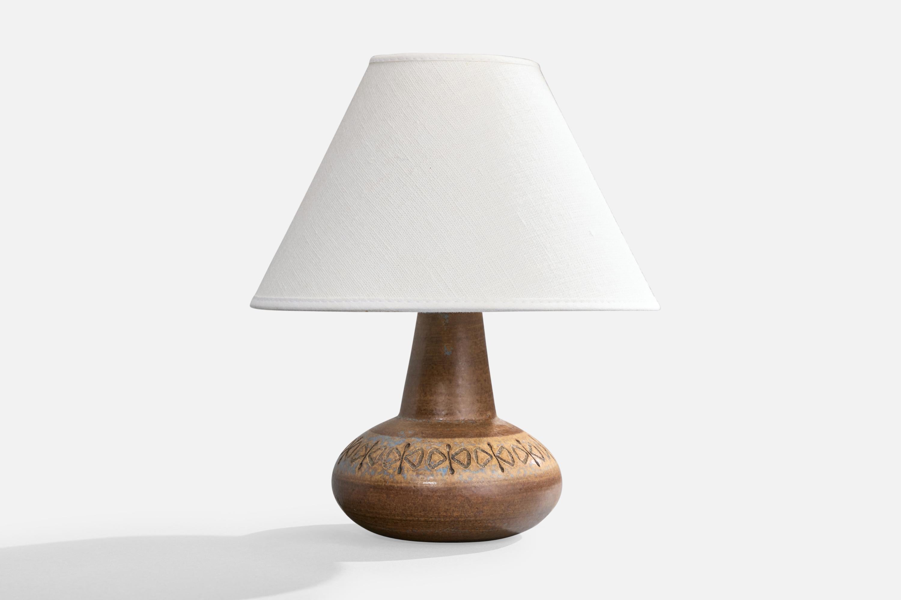 Lampada da tavolo in ceramica incisa e smaltata di marrone disegnata da Ulla Winbladh e prodotta da Alingsås Keramik, Svezia, anni '60 circa.

Dimensioni della lampada (pollici): 6,75