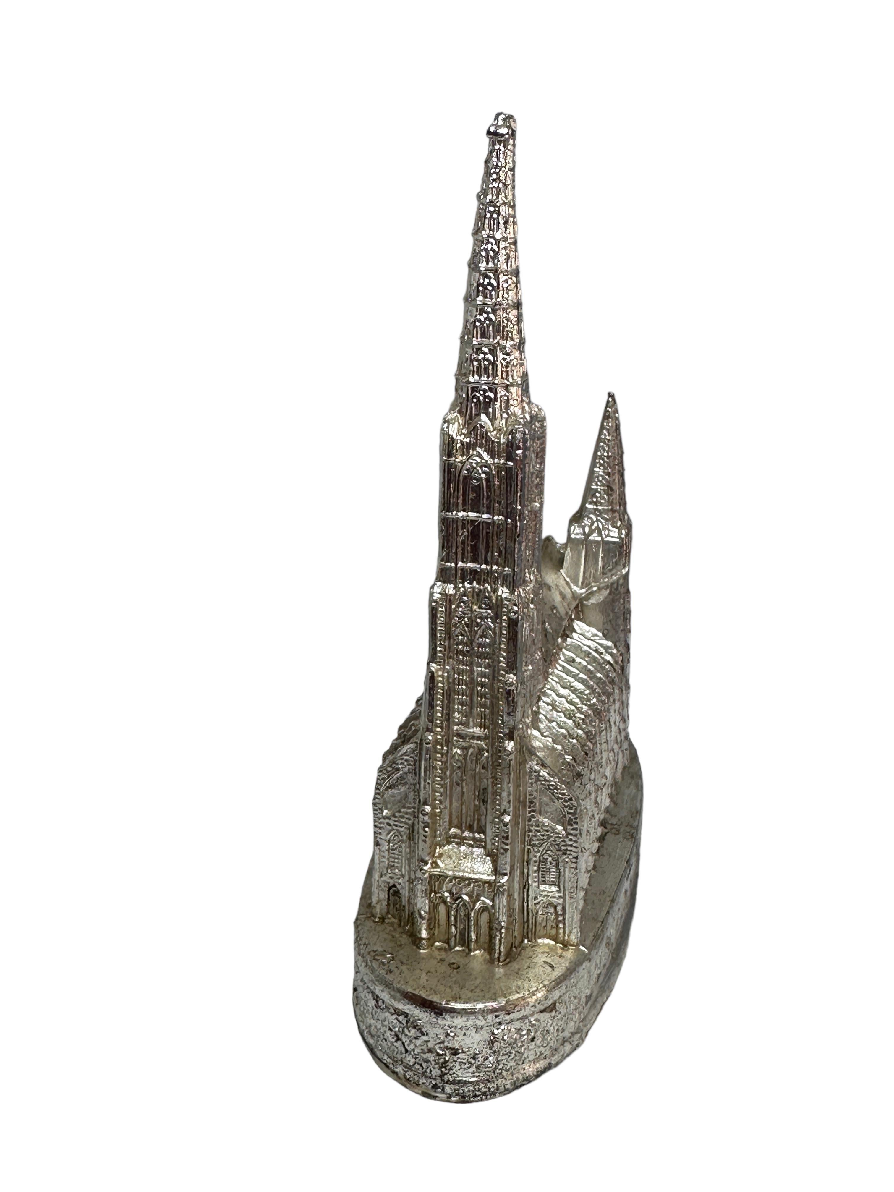 A 1950s souvenir building architectural model. Some wear with a nice patina, but this is old-age. Made of metal. A beautiful nice desktop item or just a display item in your collections of souvenirs from around the world.

