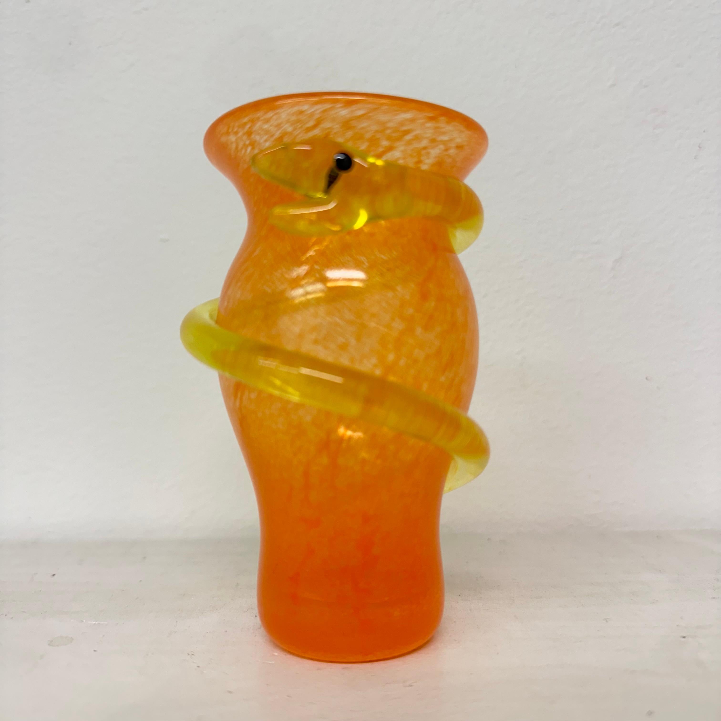 Ulrica Hydman für Kosta Boda Miniatur-Vase Schlange, 1980er Jahre Schweden (Moderne der Mitte des Jahrhunderts) im Angebot