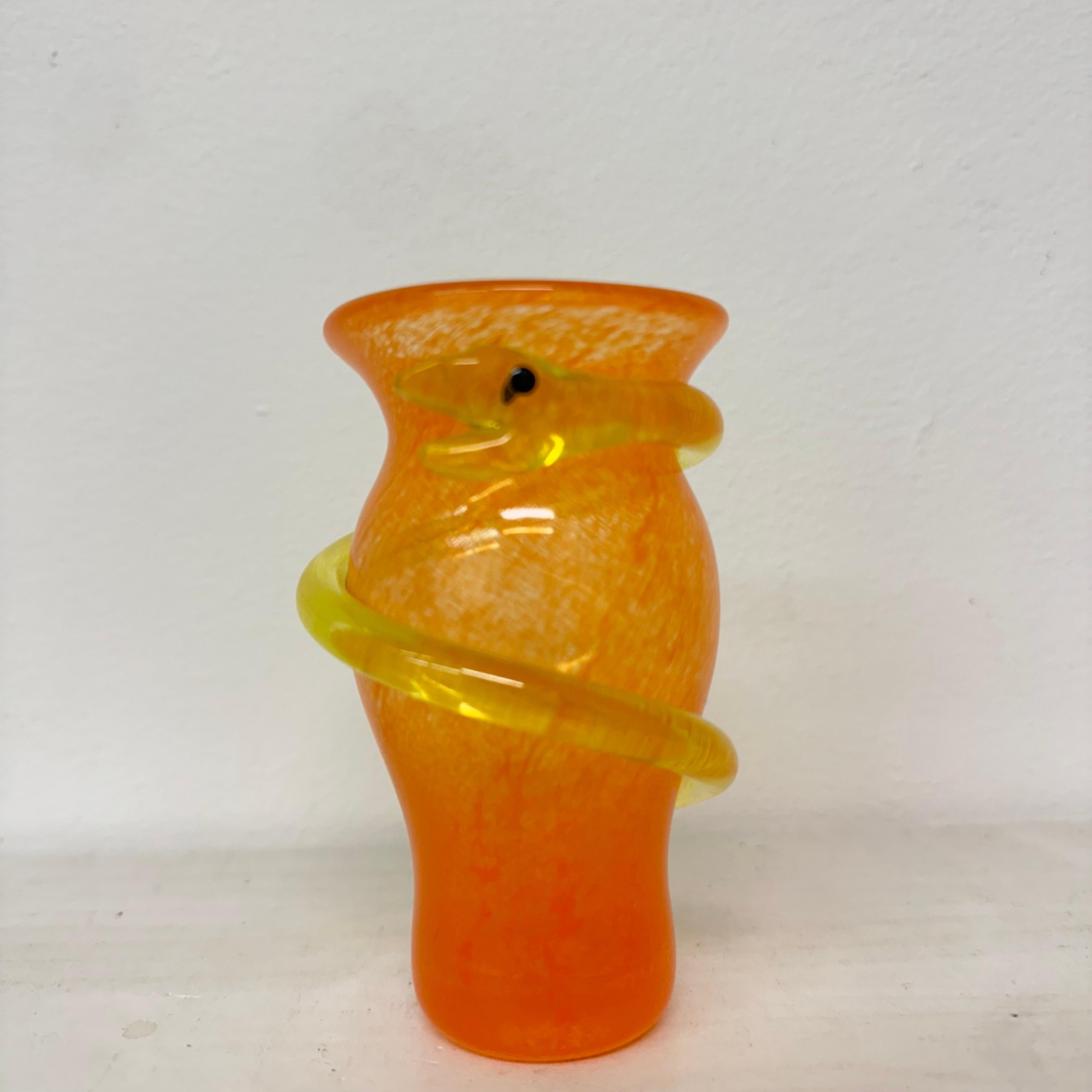 Ulrica Hydman für Kosta Boda Miniatur-Vase Schlange, 1980er Jahre Schweden (Glaskunst) im Angebot