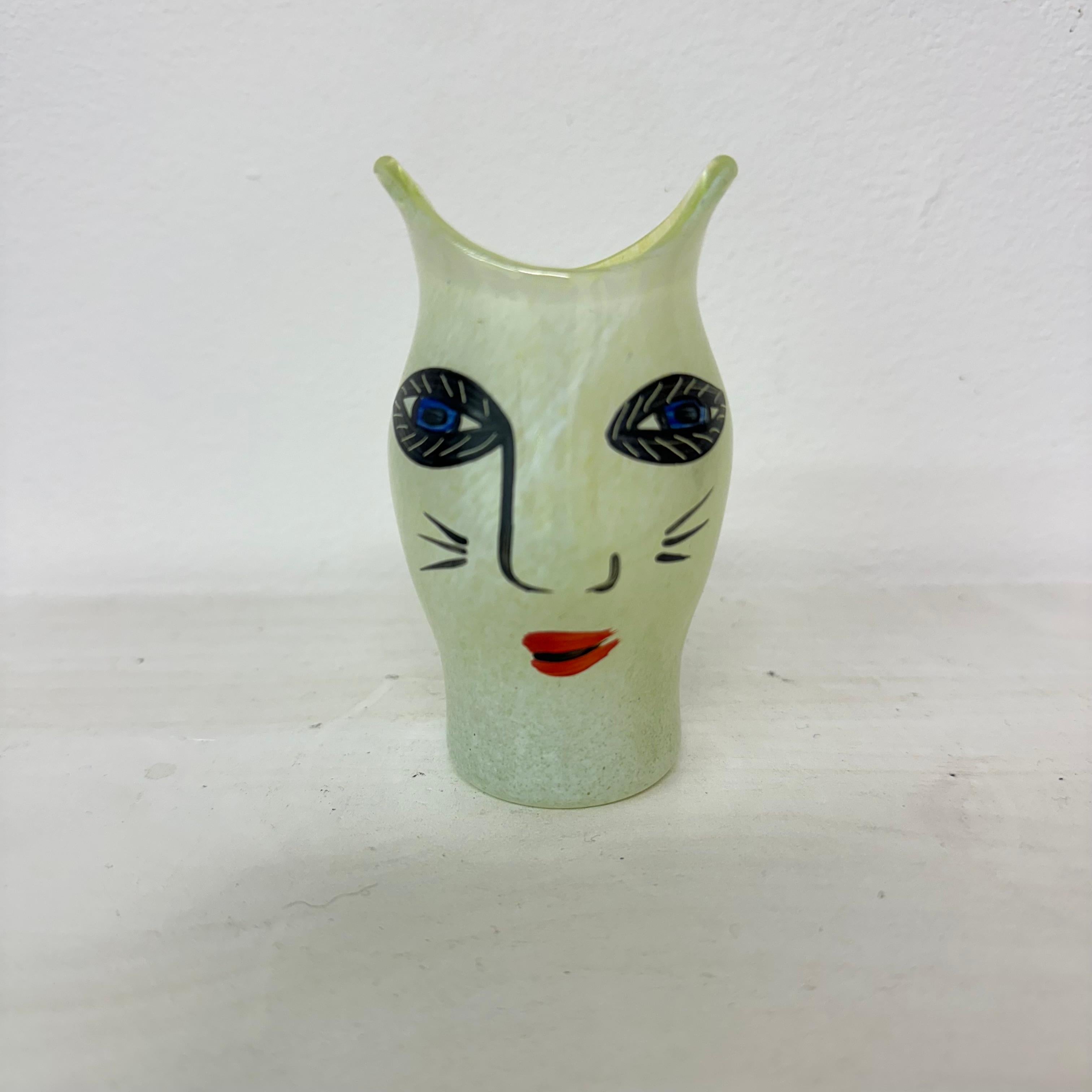 Ulrica Hydman per Kosta Boda vaso in miniatura Open Minds , Svezia

Dimensioni: 9,5 cm di altezza, 5,5 cm di larghezza, 6 cm di profondità
Condizioni: Buono
MaterialeL Vetro