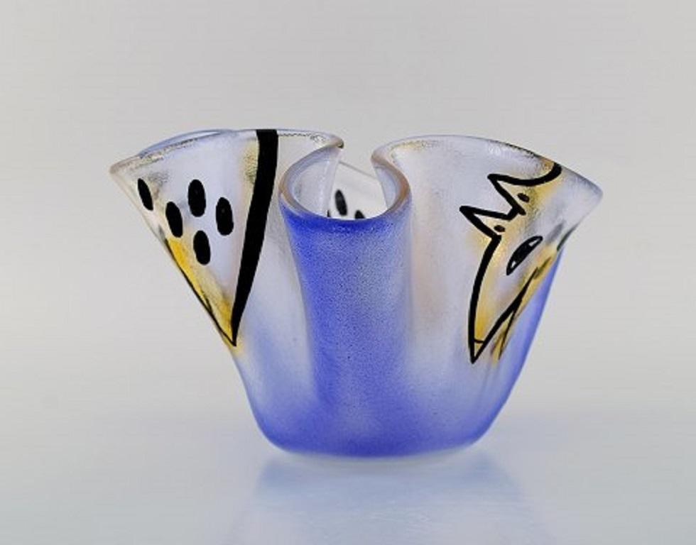 Ulrica Hydman Vallien for Kosta Boda. Bowl in mouth-blown art glass with fish motifs. Swedish design, 1980s.
Measures: 22 x 14 cm.
In very good condition.
Signed.
 