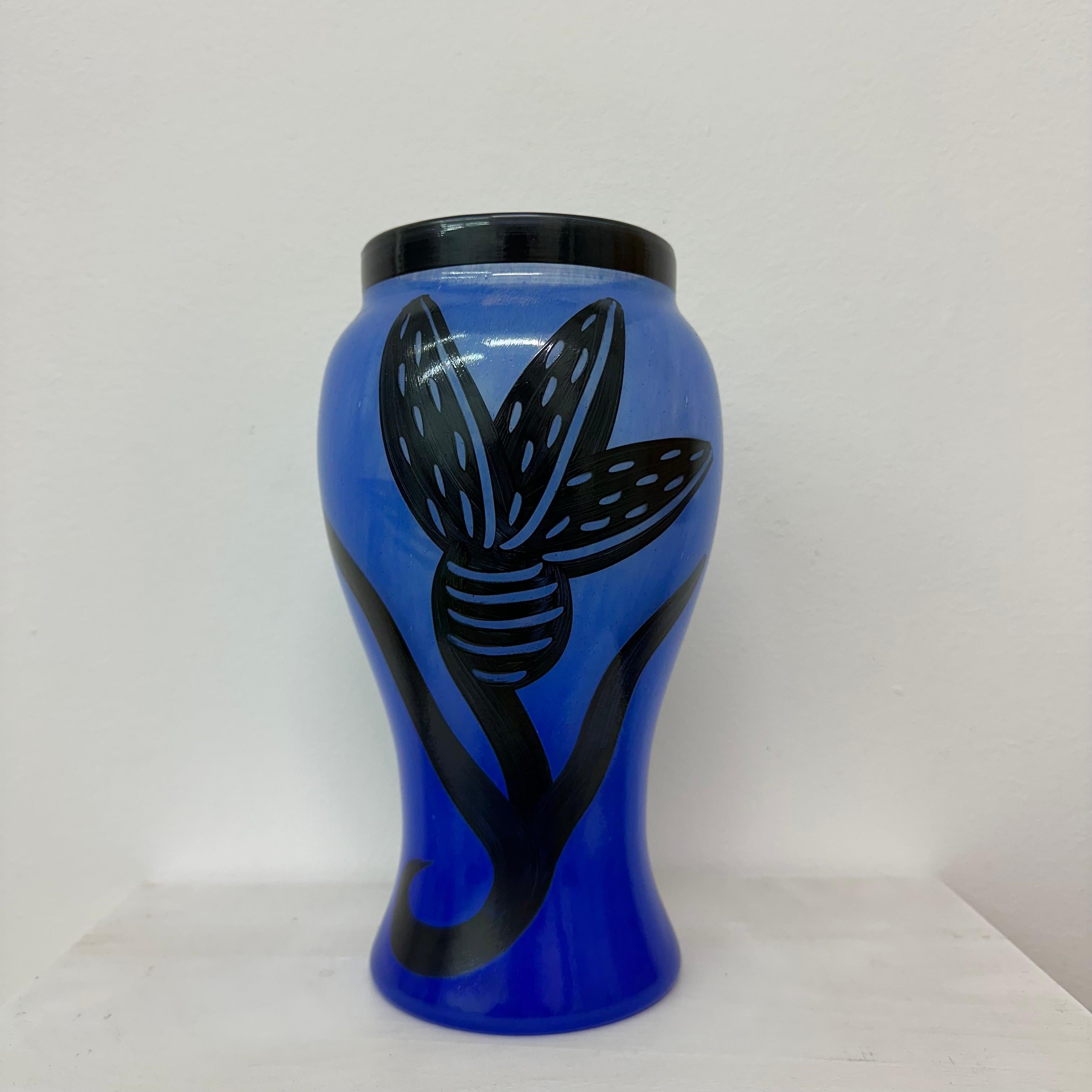 Ulrica Hydman Vallien für Kosta Boda, Vase „Carmba“, Schweden, 1990er-Jahre

Abmessungen: 22,5Cm Höhe, 13cm Durchmesser
Farbe: Blau, schwarz
MATERIAL: Glas