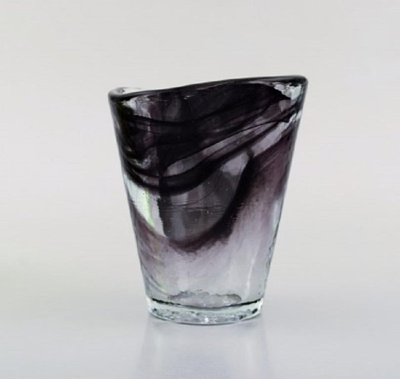 Ulrica Hydman Vallien for Kosta Boda. Four glasses in colored mouth-blown art glass, 1980s.
Measures: 10.5 x 9.5 cm.
In very good condition.
Stamped.
  