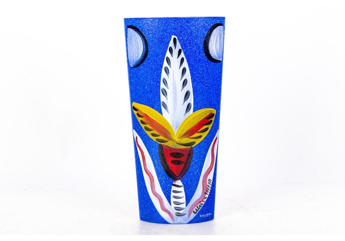 Vaso di fiori di luna ellittici in vetro artistico blu di Kosta Boda, dipinto a mano e firmato da Ulrica Hydman-Vallien. Il vaso con fiore su entrambi i lati reca l'adesivo acrilico di Kosta Boca sotto la firma in basso a destra. Circa 1997.