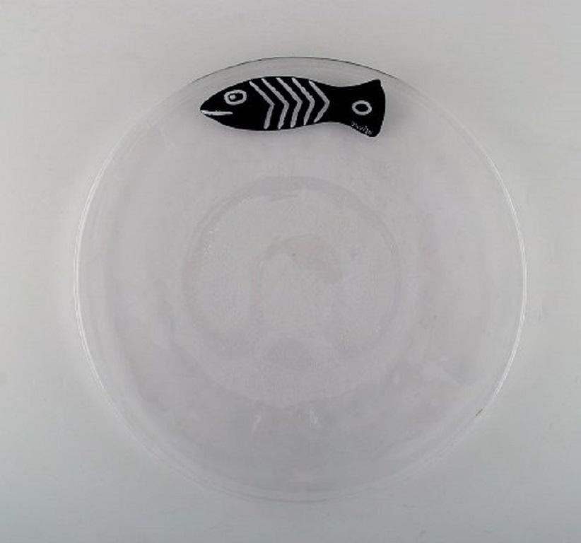 Ulrica Hydman Vallien for Kosta Boda. Large unique dish in clear art glass with hand painted fish. Swedish design, late 20th century.
Measures: 33.5 cm.
Signed.
In very good condition.