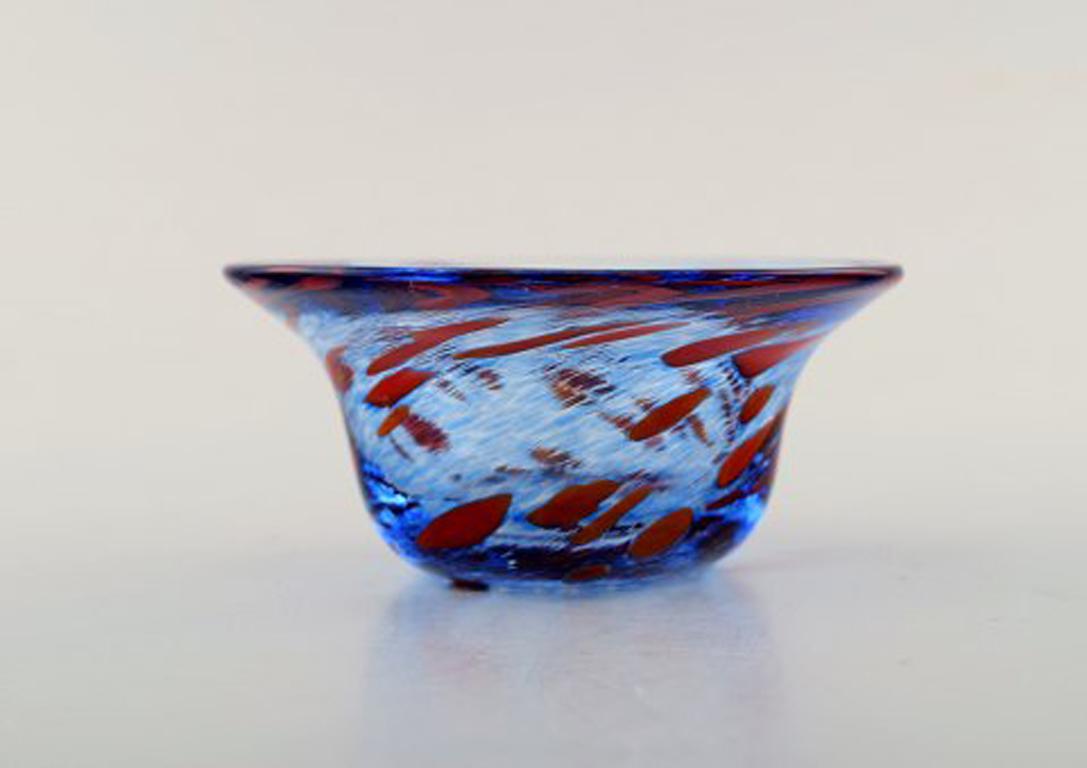 Ulrica Hydman Vallien for Kosta Boda, Sweden. Bowl in blue mouth blown art glass. Swedish design 1980's.
Measures: 9.5 x 4.5 cm.
In perfect condition.
Signed.