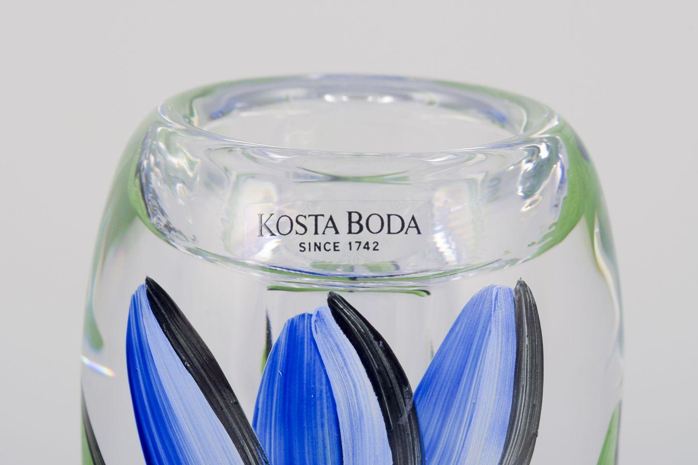 Scandinavo moderno Ulrica Hydman-Vallien per Kosta Boda, Svezia. Candeliere con motivo floreale. in vendita