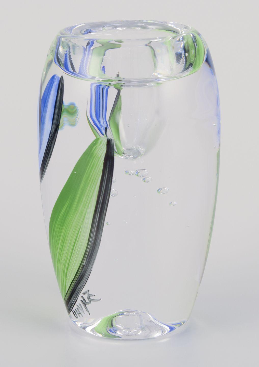 Vetro artistico Ulrica Hydman-Vallien per Kosta Boda, Svezia. Candeliere con motivo floreale. in vendita