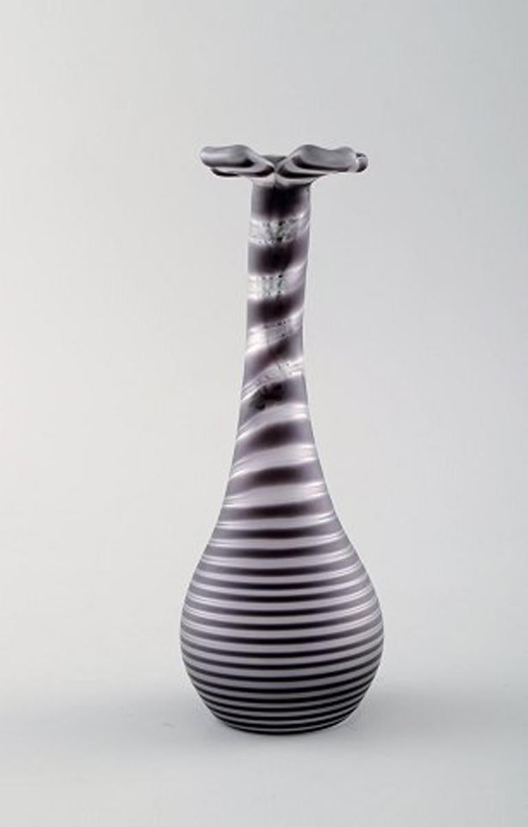Ulrica Hydman Vallien for Kosta Boda, Sweden. Vase in clear mouth blown art glass decorated with black stripes. Swedish design, 1980s.
Measures: 14 x 5 cm.
In perfect condition.
Signed.