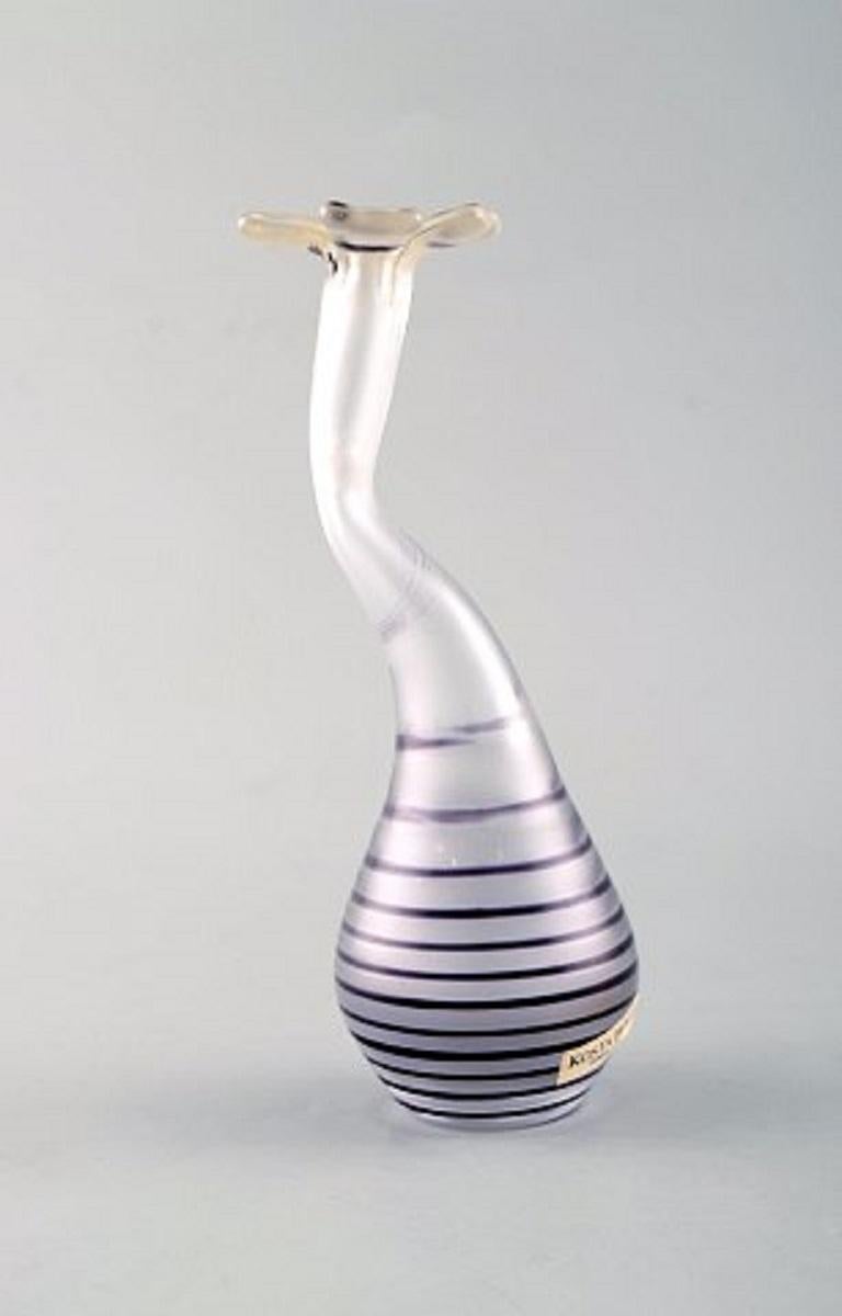 Ulrica Hydman Vallien for Kosta Boda, Sweden. Vase in clear mouth blown art glass decorated with black stripes. Swedish design, 1980s.
Measures: 14 x 5 cm.
In perfect condition.
Sticker.