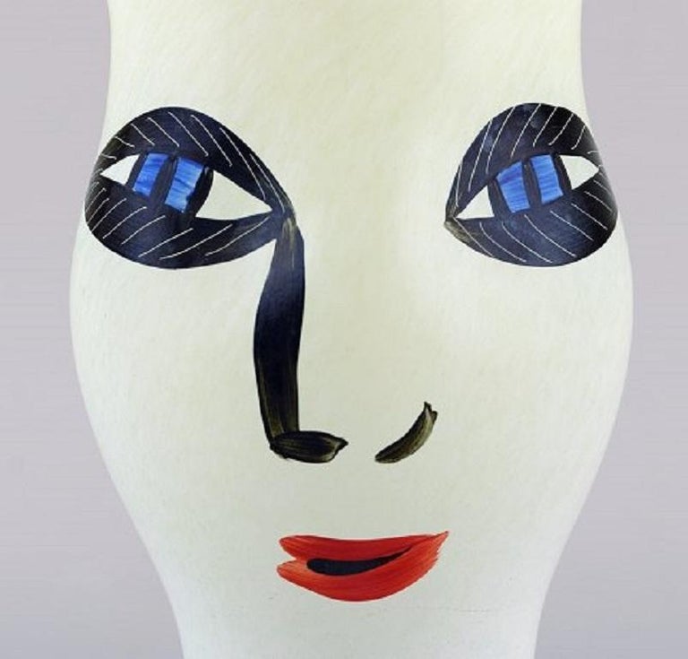 Ulrica Hydman Vallien for Kosta Boda, Sweden. Vase in mouth-blown art glass decorated with women's face. Swedish design, 1980s.
Measures: 20 x 11.5 cm.
In perfect condition.
Signed.