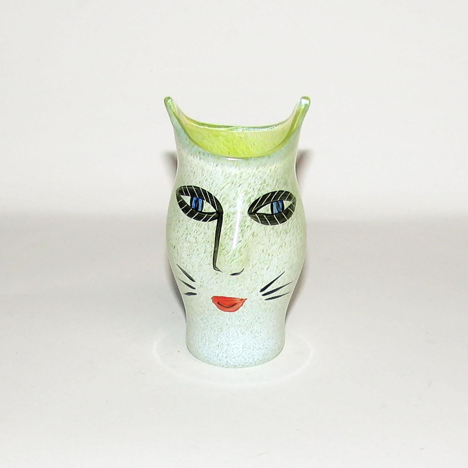 Ulrica Hydman Vallien pour Kosta Boda, Suède. Vase en verre d'art soufflé à la bouche décoré d'un visage de femme. Design suédois, années 1980.
Mesures : 9.5 x 5 cm.
En parfait état.
Signé.