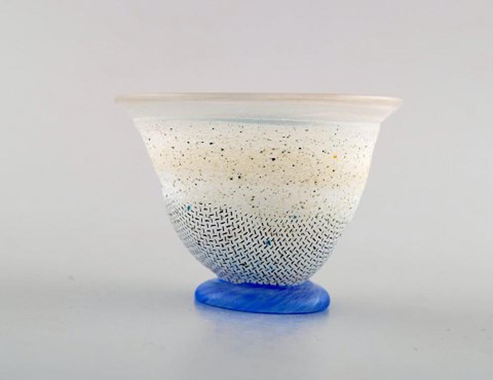 Ulrica Hydman Vallien for Kosta Boda, Sweden. Vase on foot in light blue and clear mouth blown art glass. Swedish design 1980s.
Measures: 7 x 5.2 cm.
In perfect condition.
Signed.
