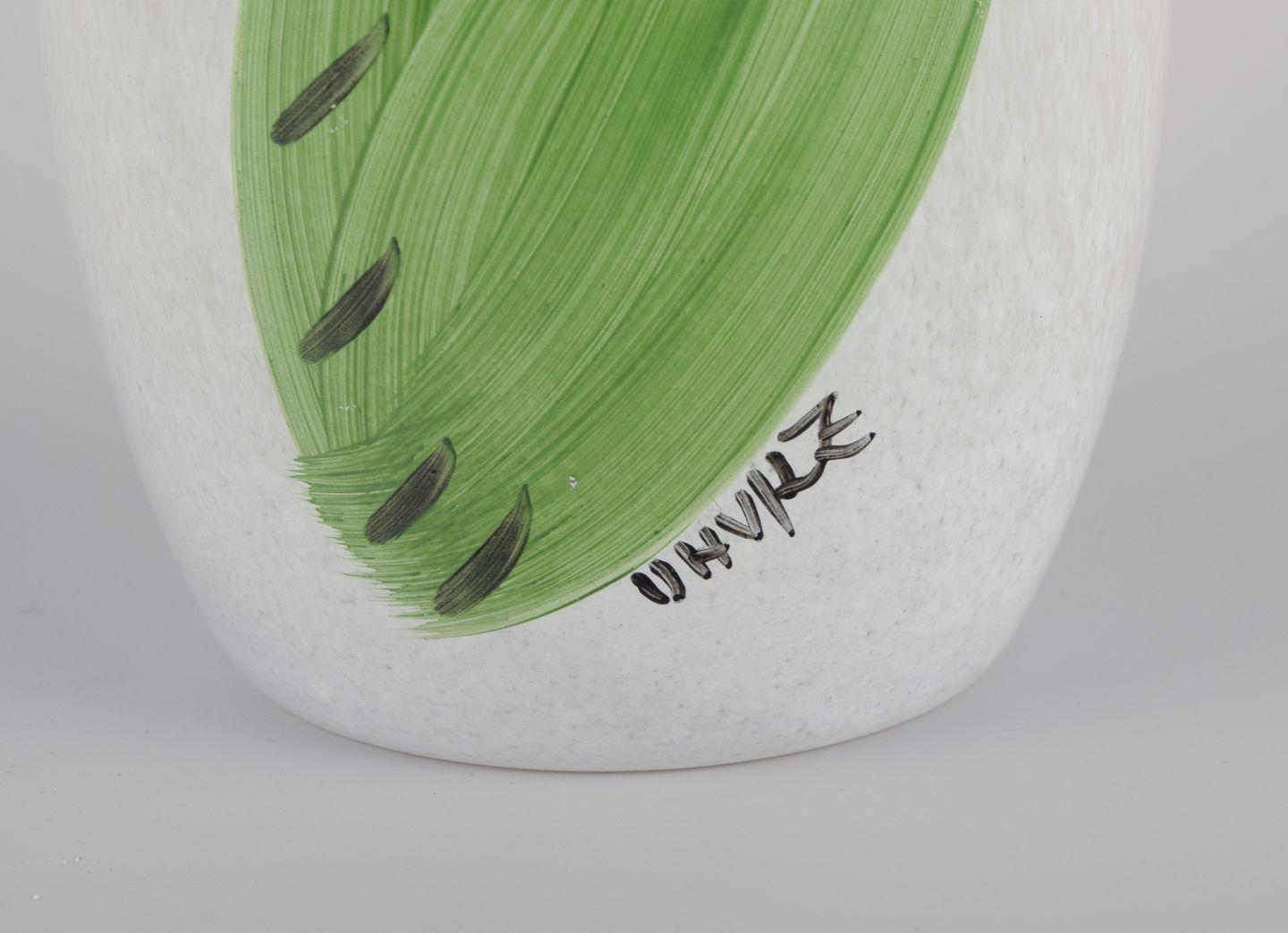 Svedese Ulrica Hydman-Vallien per Kosta Boda. Vaso alto e sottile con fiore. in vendita