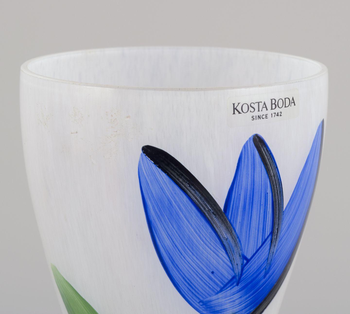 Ulrica Hydman-Vallien per Kosta Boda. Vaso alto e sottile con fiore. In condizioni ottime in vendita a Copenhagen, DK