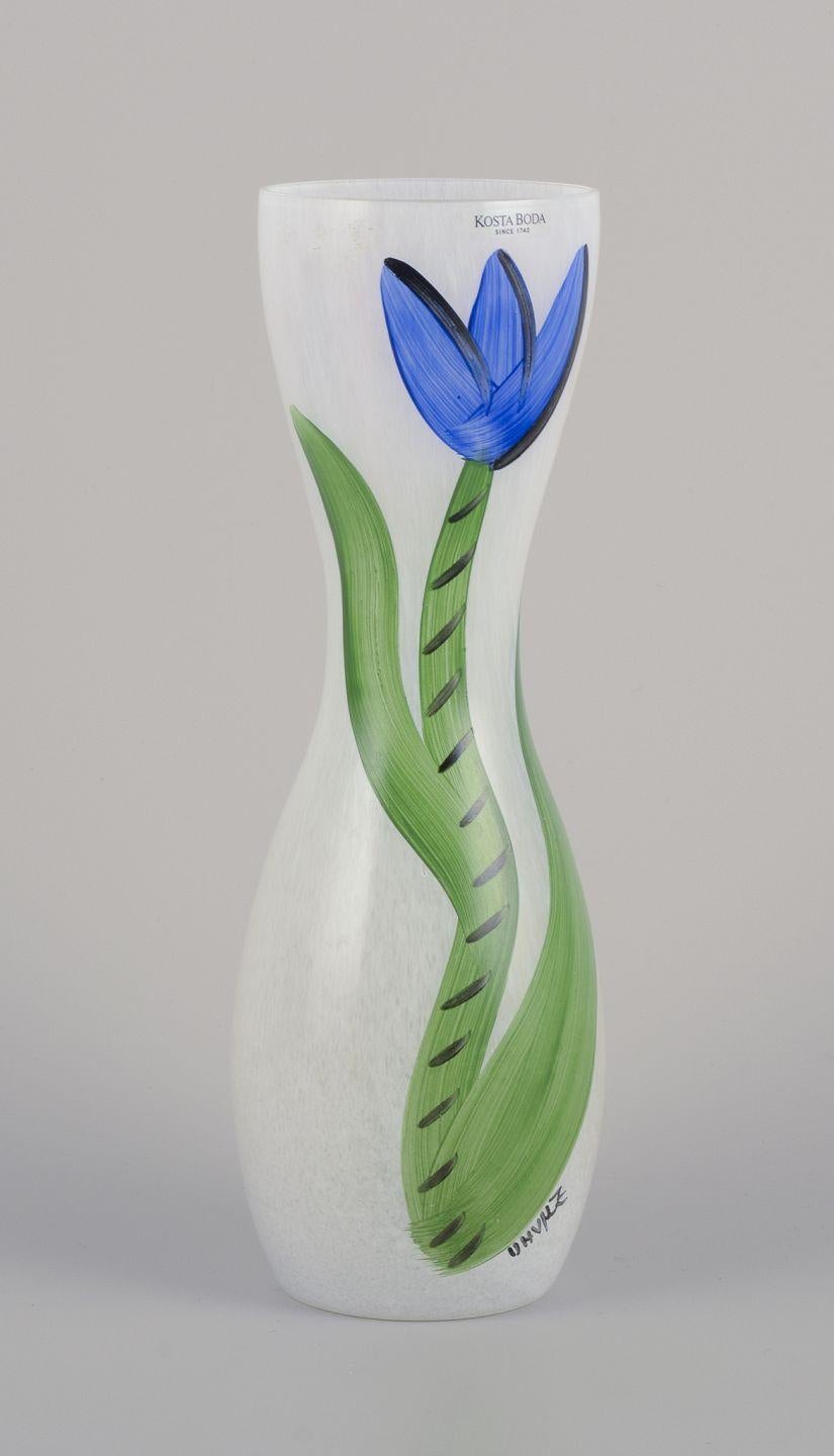 Vetro artistico Ulrica Hydman-Vallien per Kosta Boda. Vaso alto e sottile con fiore. in vendita