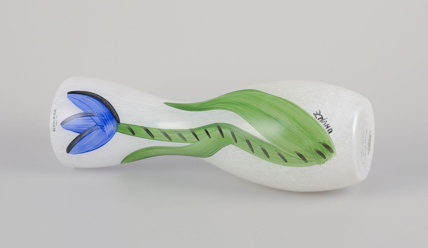 Ulrica Hydman-Vallien per Kosta Boda. Vaso alto e sottile con fiore. in vendita 2