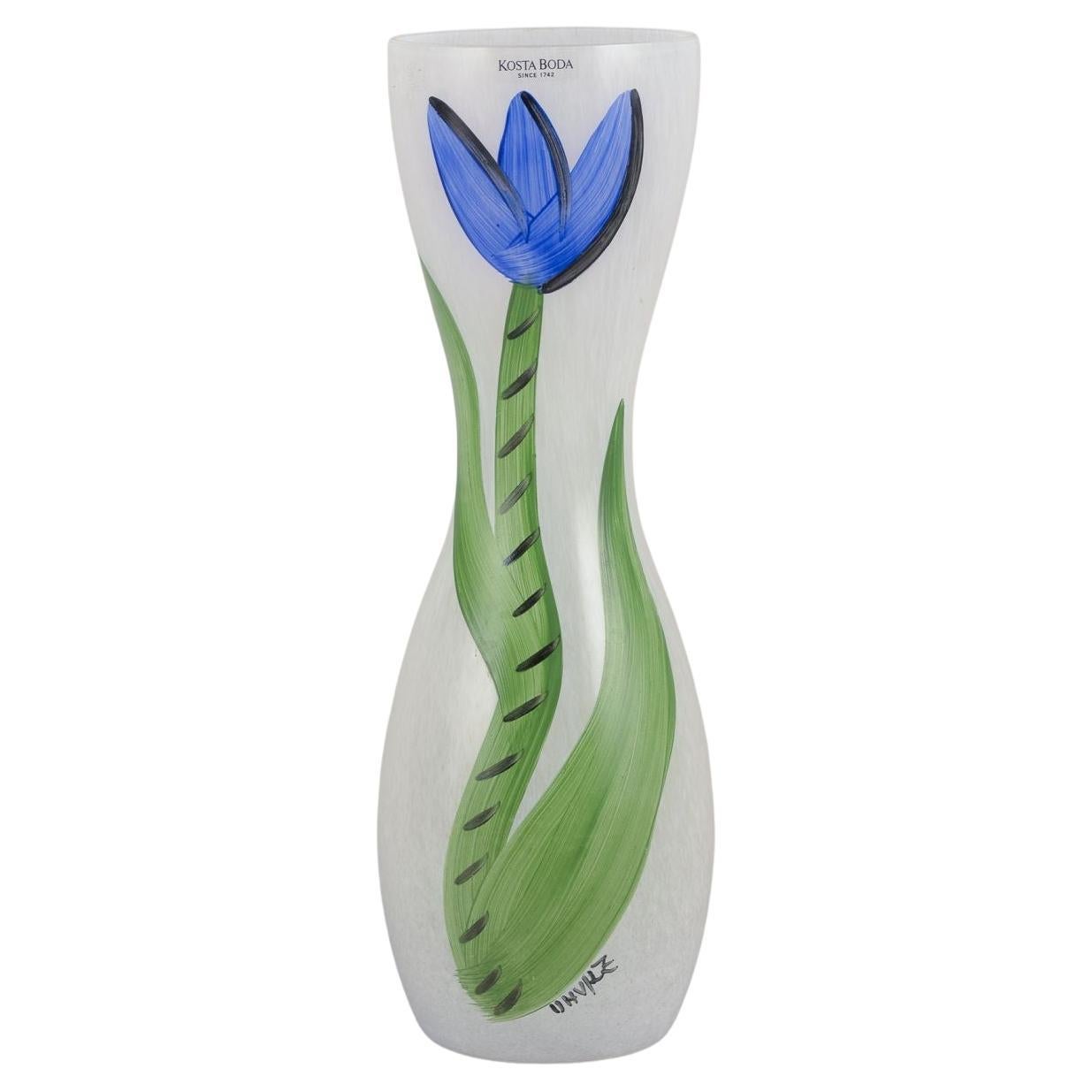 Ulrica Hydman-Vallien per Kosta Boda. Vaso alto e sottile con fiore. in vendita