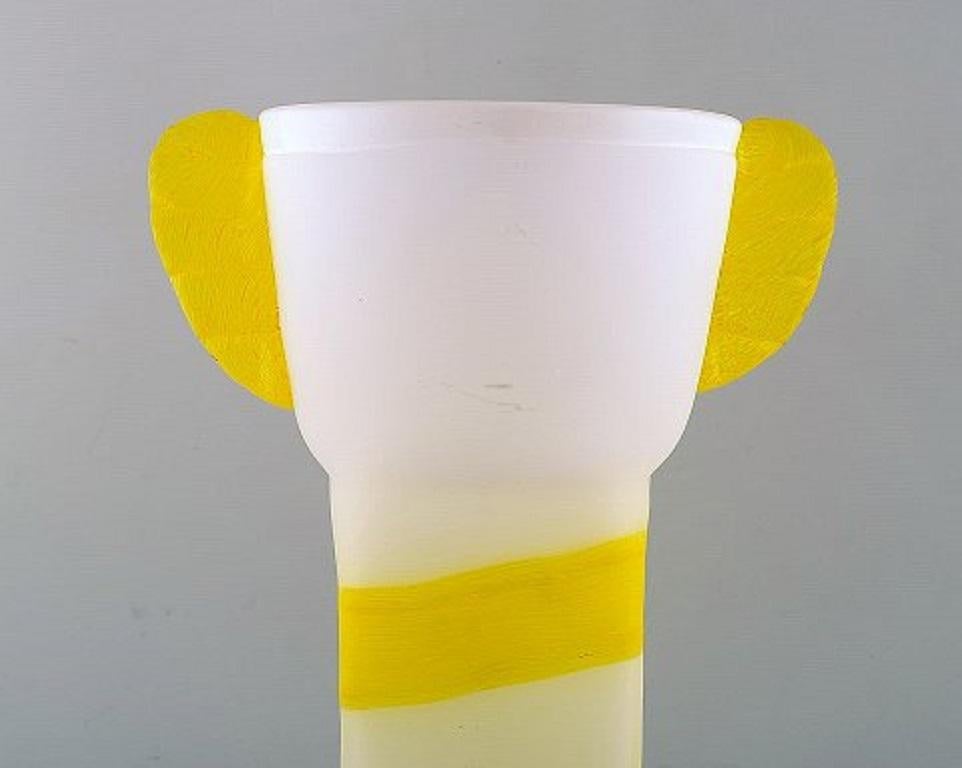 Ulrica Hydman Vallien for Kosta Boda. Unique vase in mouth-blown art glass, 1980s.
Measures: 32 x 22 cm.
In very good condition.
Signed.