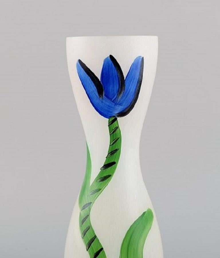 Ulrica Hydman Vallien for Kosta Boda. Vase in mouth-blown art glass with hand-painted flowers. 1980s.
Measures: 26 x 9 cm.
In excellent condition.
Signed.