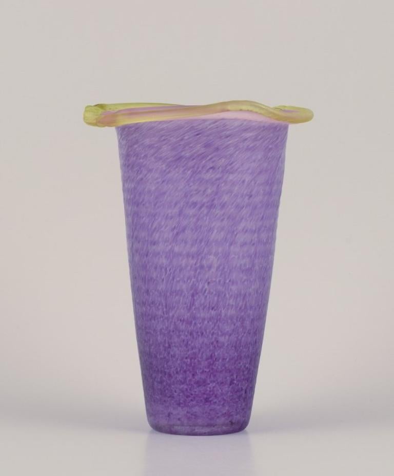 Ulrica Hydman Vallien (1938-2018) pour Kosta Boda. 
Vase d'art violet et jaune.
Fin du 20e siècle.
Parfait état.
Signé.
Avec Label.
Dimensions : 13,8 cm x 19,5 cm : D 13,8 cm x H 19,5 cm.