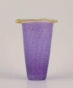 Ulrica Hydman-Vallien per Kosta Boda. Vaso in vetro artistico viola e giallo.